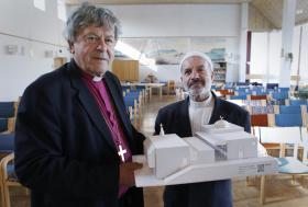 Imam Awad Olwan i biskup Kościoła Szwecji Bengt Wadensjo, trzymają model projektu w którym znajduje się kościół i meczet zbudowany na przedmieściach Sztokholmu.