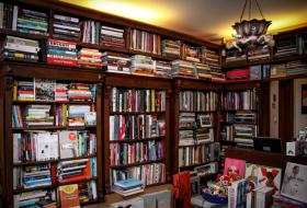 Jak wam się podoba, Warszawa, ul. Emilii Plater 41. Dlaczego warto prowadzić księgarnię kameralną?Moi szefowie założyli tę księgarnię paręnaście lat temu, kiedy jeszcze w Polsce rynek albumowy w ogóle nie istniał. Ponieważ albumy to są bardzo wyjątkowe publikacje, wymagające ogromnej delikatności, postanowili stworzyć miejsce, gdzie będą mogły być na piedestale, gdzie będą doceniane i podziwiane, gdzie będzie można w miłej atmosferze porozmawiać o nich z kimś, kto posiada odpowiednią wiedzę. Ze swojej perspektywy dużo pełniej mogę odpowiedzieć na to pytanie na poziomie abstrakcyjnym – warto tworzyć niezależne księgarnie, aby móc swobodnie dobierać literaturę w ofercie, nie będąc uwikłanym w żadne zależności, aby móc podchodzić do każdego indywidualnie, aby naturalnie kształtować atmosferę miejsca i wyjść ze schematów. W niezależnych księgarniach pracuję od mniej więcej 10 lat i jest to przygoda pełna ludzi i lektur, pełna wymiany myśli, energii i ogromnej sympatii.2. Skąd pomysł na taką, a nie inną nazwę księgarni?Tutaj szefowie gubią się w zeznaniach – jedna z kanonicznych wersji brzmi, że podczas poszukiwania nazwy księgarni to szekspirowskie zapytanie spłynęło na nich niemal jak epifania. Dopiero potem okazało się, że udało się tutaj stworzyć właśnie bardzo angielski klimat, który świetnie współgra z nazwą księgarni. — Ula Jankowska.