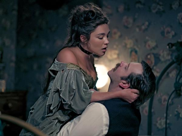 Florence Pugh jako magnetyczna Cathy przyćmiewa resztę aktorów.