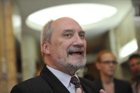 Dlaczego tak wielu Polaków poddaje się wpływowi Macierewicza i wierzy w jego wersję wydarzeń z 10 kwietnia 2010 r.?