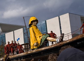 20 lat po upadku muru. Francuski teatr uliczny Company Royal de Luxe ze spektaklem 'Przybycie gigantów - bajka dla Berlina'