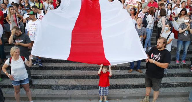 Białorusini z biało-czerwono-białą flagą. 17 sierpnia 2020 r.