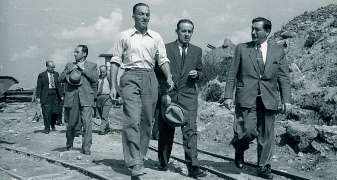 Józef Sigalin (w koszuli) oprowadza delegację rządu Czechosłowacji po placu budowy Trasy W-Z. Warszawa, 1 sierpnia 1948 r.