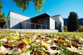 Muzeum Kirchnera w Davos. Jedna z pierwszych dużych realizacji Annette Gigon i Mike’a Guyera, którzy doświadczenie zdobywali m.in. w studiu Herzog & de Meuron, a poza wszystkim byli absolwentami Politechniki Federalnej w Zurychu. Muzeum zostało otwarte w 1992 roku. Sam obiekt miał spełniać kilka kryteriów: funkcjonalności, estetyki i najwyższej jakości wykonania. Całość przypomina cztery kostki (w środku znajdują się hale wystawowe), połączone foyer. Duże okna i częściowo przeszklona elewacja zapewniają stały dostęp światła – oraz widok na alpejski krajobraz. To dobre tło dla prac Ernsta Ludwiga Kirchnera, niemieckiego ekspresjonisty i grafika, jednego z założycieli grupy artystycznej „Most” (której przyświecała idea buntu wobec establishmentu i tego, co zastane). W swojej twórczości nawiązywał m.in. do dzieł van Gogha, Gauguina i Muncha.