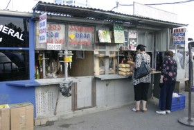 Dużo zmienia się na korzyść, ale Gruzja to wciąż jeszcze nie Szwajcaria. Obok pięknie podświetlonych bulwarów łatwo znaleźć dziurawą ulicę, sklecone z desek szopy na obrzeżach miasta, zardzewiałe ogrodzenia i obskurne bazary z blaszanymi szczękami.