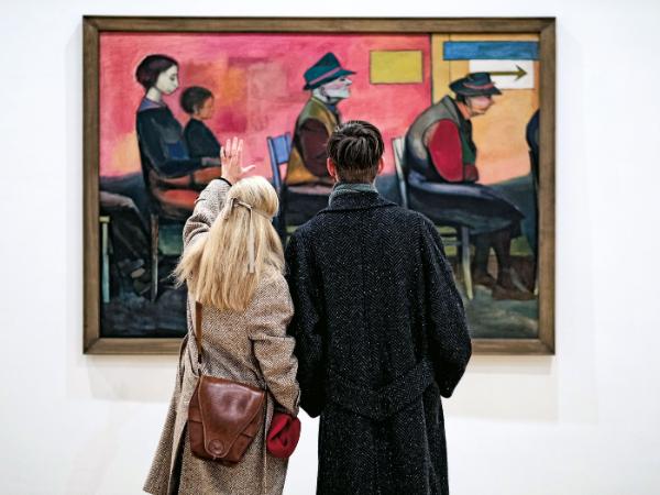 Zwiedzający przed obrazem „Poczekalnia I, Kolejka trwa”, 1956 r.