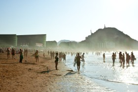 Miejscowość San Sebastian jest położona wzdłuż malowniczej plaży Concha, odwiedzanej co sezon przez setki turystów.