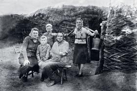 Polacy deportowani do Kazachstanu przed ziemianką, Ujska Ferma, Mołotowskij Sowchoz, maj 1940 r.