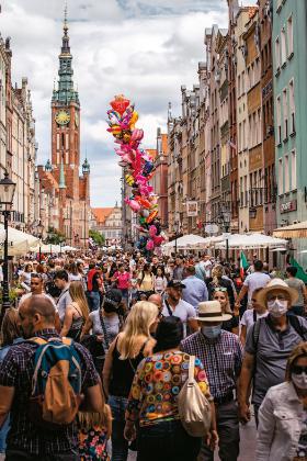 Mimo zagrożenia epidemicznego na doroczny Jarmark Dominikański w Gdańsku znowu przybyły tłumy ludzi.