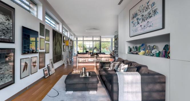 Obrazy rozmieszczono tak, jak podpowiadała intuicja.