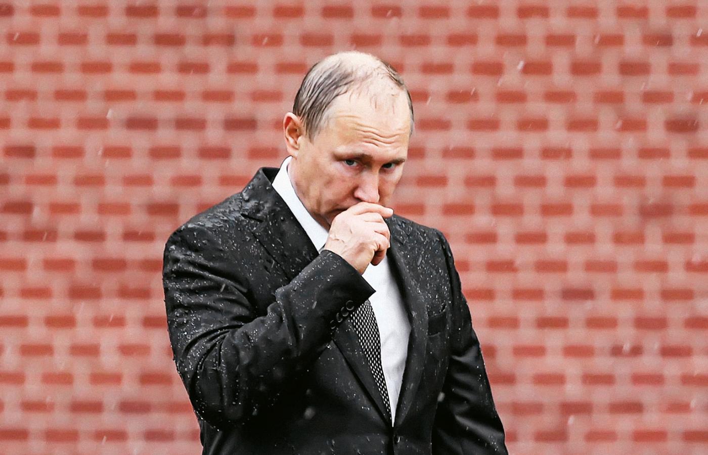 Reżim Putina jest osłabiony kłopotami gospodarczymi, powoli, ale stale traci społeczne poparcie.
