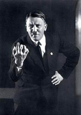 Oficjalny fotograf Adolfa Hitlera, Heinrich Hoffmann, uwiecznił go m.in. w serii póz, które miały porywać tłumy (atelier w Monachium, lata 30. XX w.).