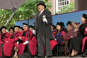 James DiPaola, szeryf policji na Harvardzie jako mistrz ceremonii.