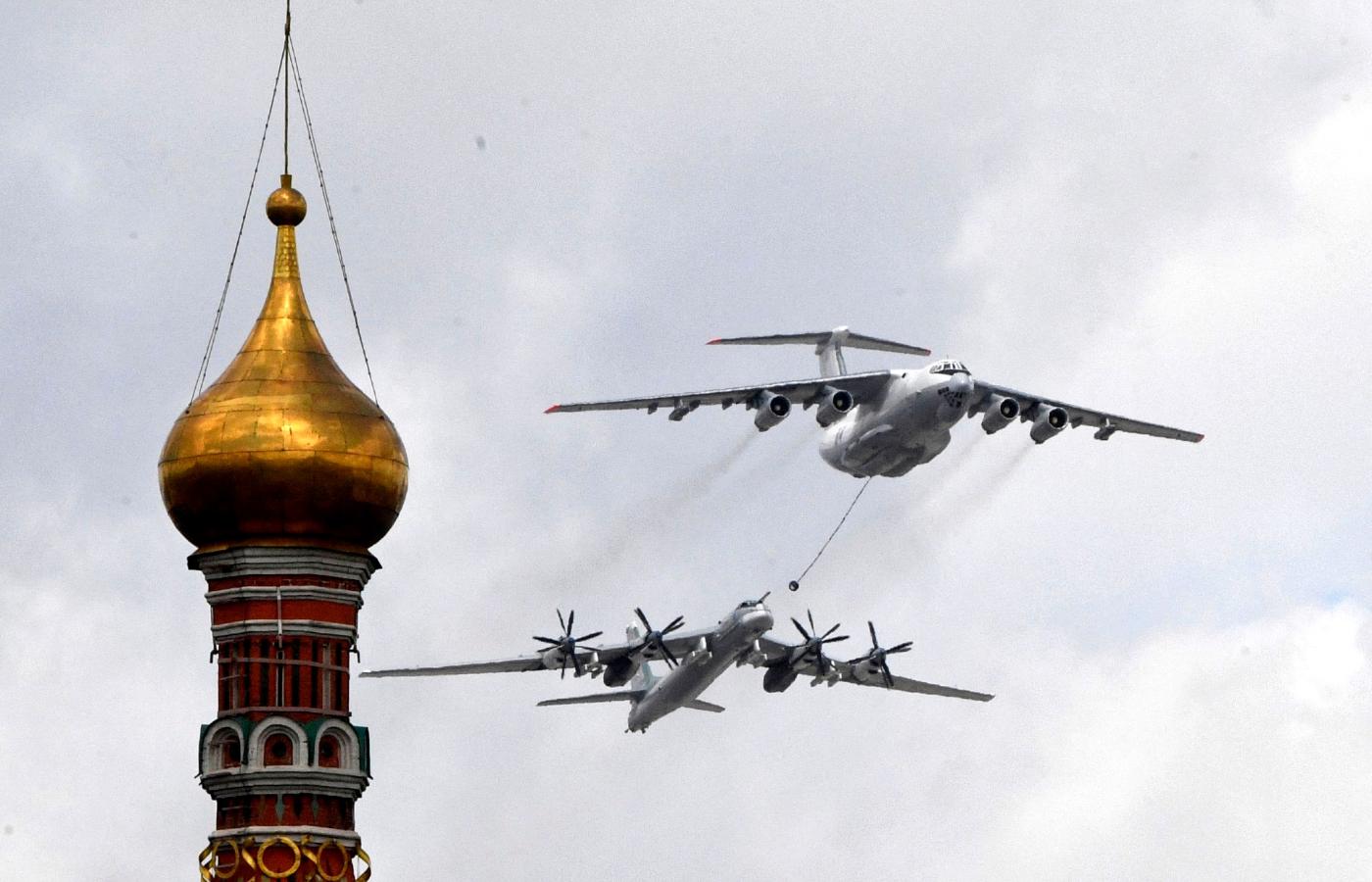 Rosyjskie bombowce nad Placem Czerwonym w Moskwie w maju 2021 r.