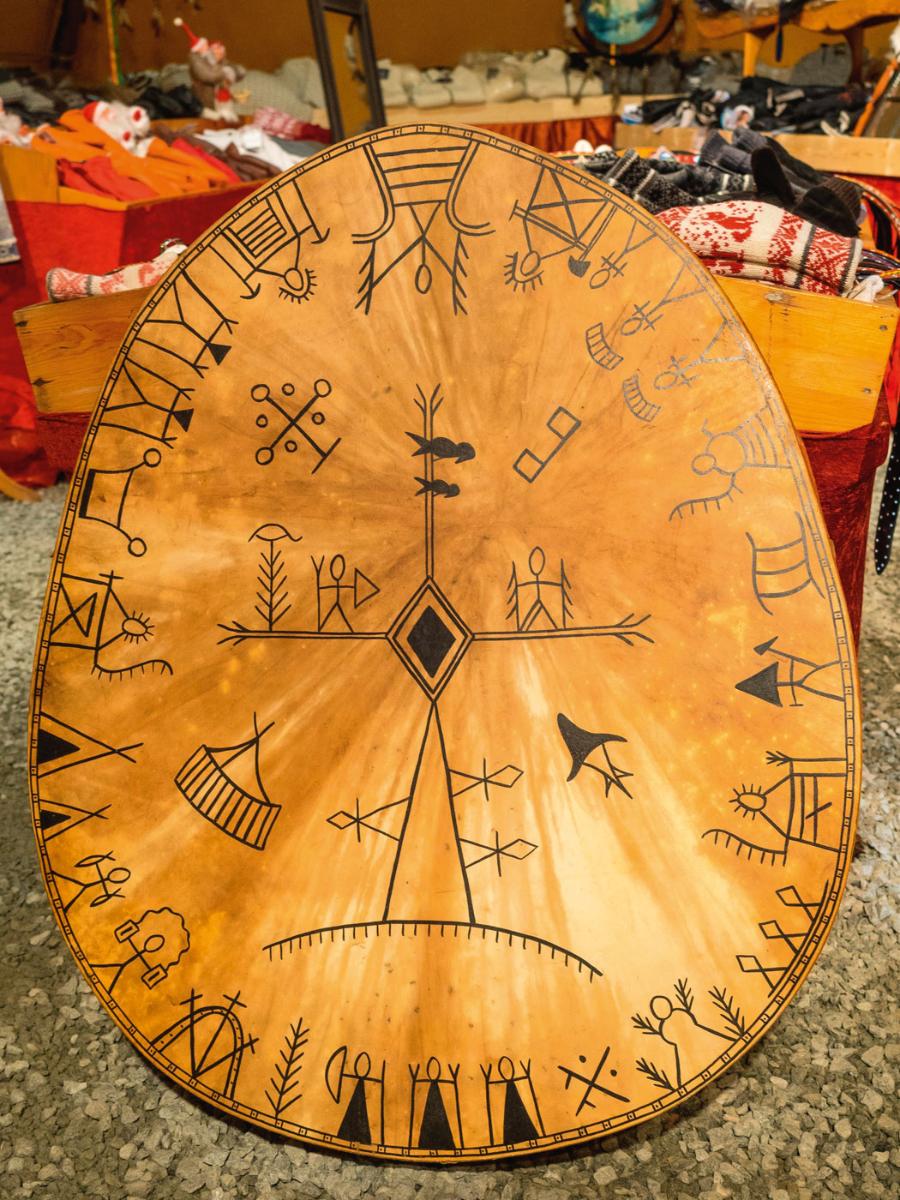 Bęben wykonany przez Saamów ­zamieszkujących północną Norwegię. Tego typu instrumenty stale towarzyszyły szamanom.