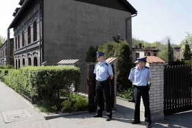 Policjanci pilnują wejścia do domu Blidów w Siemianowicach Śląskich. 25 kwietnia 2007 roku, dzień śmierci Barbary Blidy.