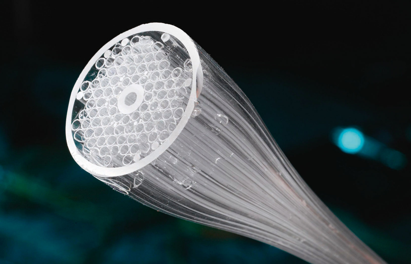 Światłowody czym są, do czego się ich używa i czy mogą