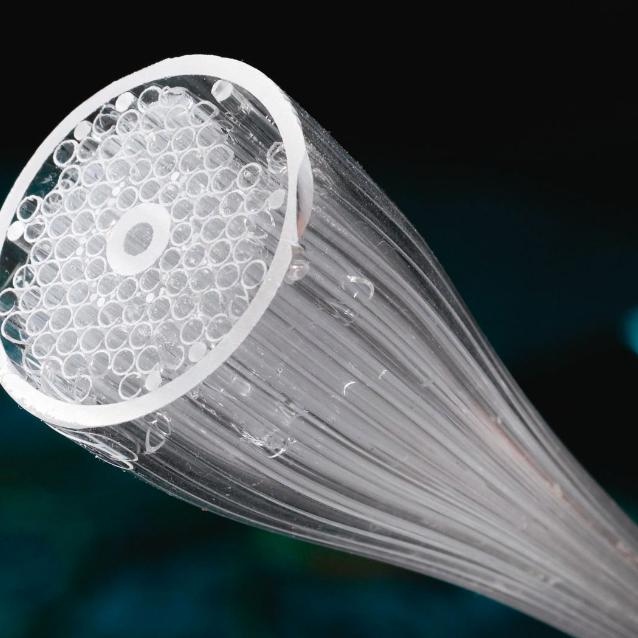 Przekrój kabla światłowodowego wykonanego w technologii HCF (Hollow Core Fiber).