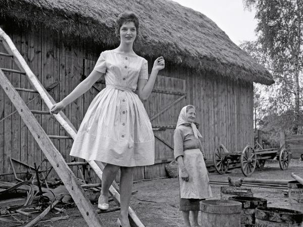 Sukienka Domu Mody Telimena prezentowana przez
Barbarę Ekersdorf, 1960 r.