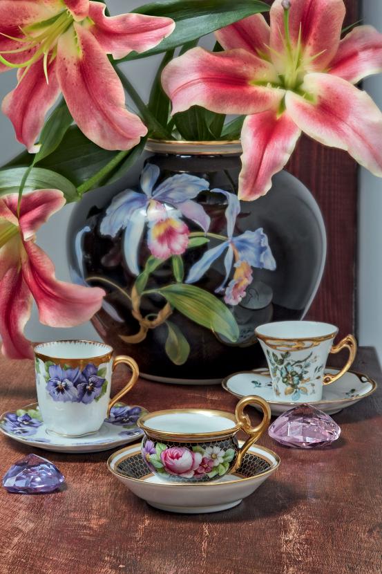 Wazon „Cattleya” i filiżanki z motywem kwiatów: „Chrysantheme”, „Racine”, „Purpur Rose” od Rosenthala.