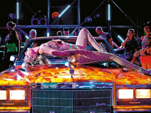 Agathe Rousselle jako androginiczna Alexia w filmie „Titane”.