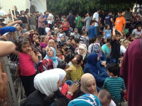 Czekanie na dokumenty trwa czasem długie dni; czasem trzeba stać lub siedzieć od wczesnego poranka do późnej nocy.