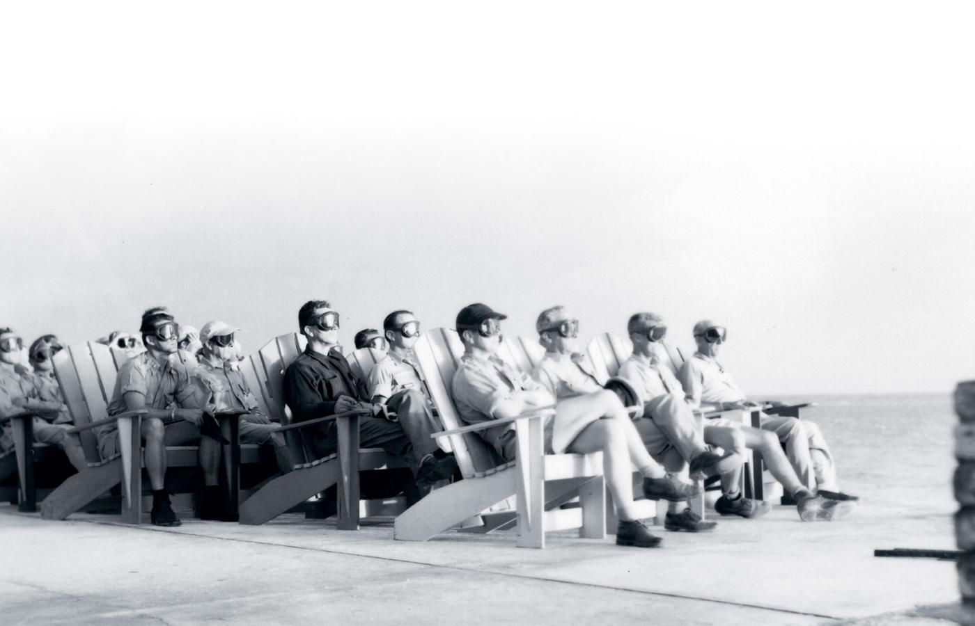 Grupa personelu armii amerykańskiej obserwująca test nuklearny na Wyspach Marshalla, 7 kwietnia 1951 r.