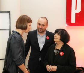 Z okazji urodzin odwiedzili redakcji Tygodnika POLITYKA nasi wieloletni przyjaciele. Na zdjęciu wieloletnia reporterka POLITYKI Hanna Krall z Martą Mazuś i Marcinem Kołodziejczykiem.