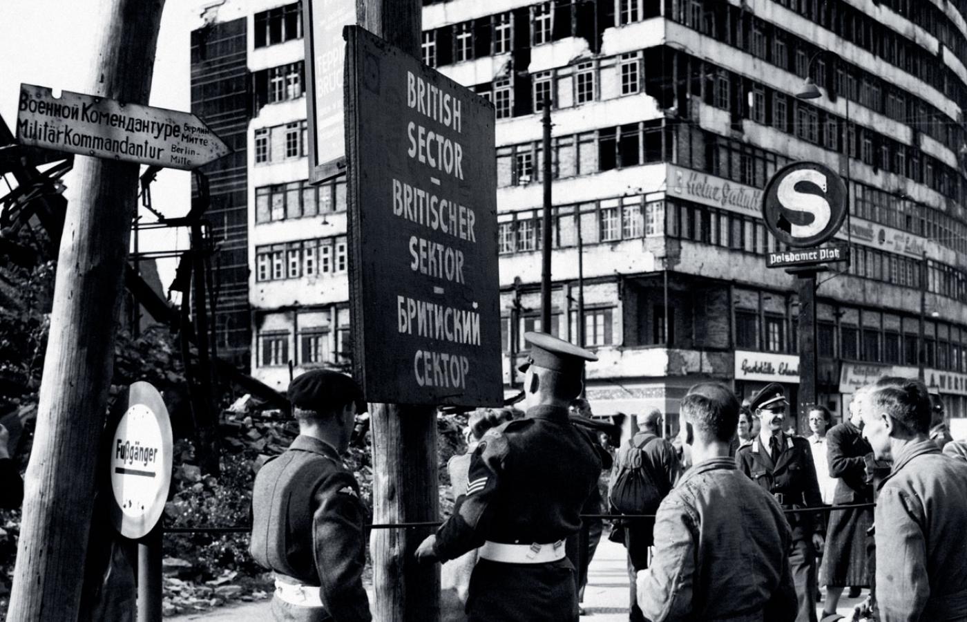 Przejście na granicy sektorów brytyjskiego i sowieckiego w Berlinie, 1948 r.