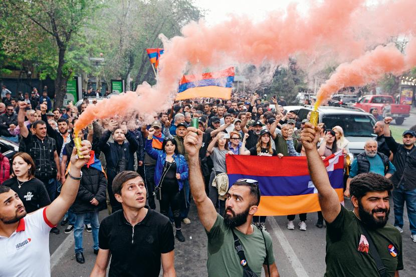 Flaga Karabachu na czele wiecu przeciwników premiera Pasziniana w Erywaniu.