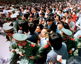 Partia pilnuje, by nie doszło do powtórki protestów z Tiananmen, ale traci kontrolę nad Internetem.