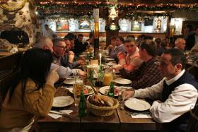 Obiad w polskiej restauracji po mszy z okazji Świętej Barbary.