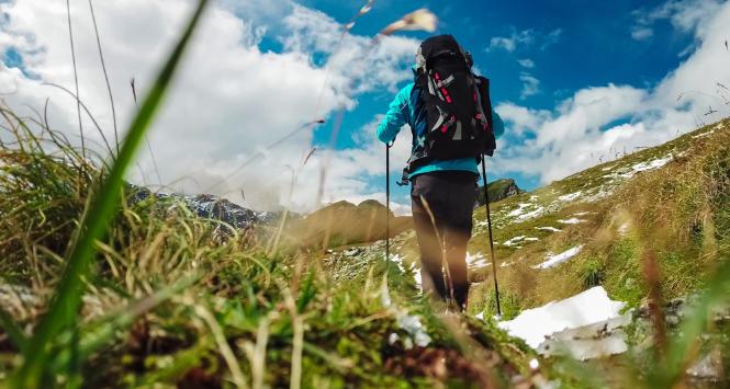 W 2023 r. liczba Amerykanek podróżujących solo w wakacje była prawie o połowę większa niż w poprzednim.