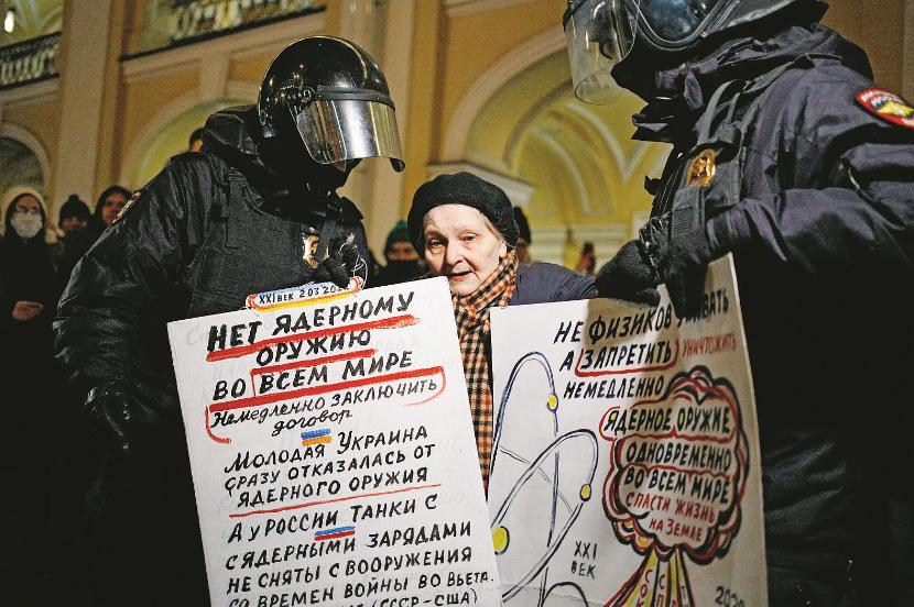 Policja rozpędza demonstrację na Newskim Prospekcie w Petersburgu (2 marca br.). Manifestanci żądali m.in. rezygnacji – wzorem Ukrainy – z broni jądrowej.