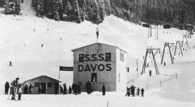 Pierwszy na świecie wyciąg służący do wciągania narciarzy lub snowboardzistów wzdłuż stoku w kształcie litery T został uruchomiony w listopadzie w 1934 r. w Davos. W swoim pierwszym sezonie przetransportował około 70 tys. pasażerów. Początkowo był to kształt J, ale T okazało się bardziej funkcjonalne.