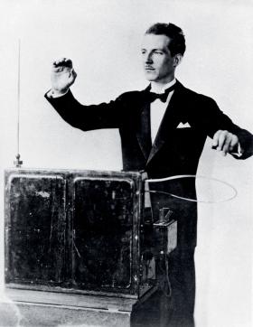 Lew Termen i jego theremin, instrument, z którego dźwięk można wydobywać bezdotykowo. Fot. z lat 30.