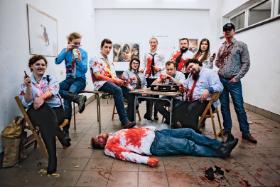 „Au revoir, Dogs!” to z kolei larp powstały w oparciu o „Wściekłe psy” Quentina Tarantino. Krew jest sztuczna, ale zabawa tylko dla dorosłych.