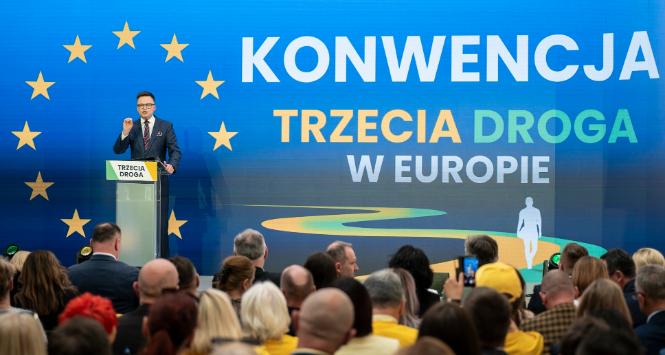Szymon Hołownia podczas konwencji wyborczej Trzeciej Drogi przed wyborami do Parlamentu Europejskiego, 11 maja 2024