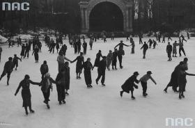 Dla pozostających w mieście też mamy atrakcje. Ślizgawka w Dolinie Szwajcarskiej. Warszawa, grudzień 1934 r.