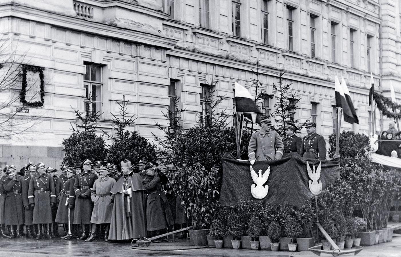 Defilada w rocznicę wyzwolenia Wilna, 1933 r. Na trybunie marszałek Józef Piłsudski