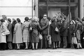 Nowy Świat, - jeszcze przed stanem wojennym, ale i tak trudno o uśmiech. Poza jednym „optymistą”.