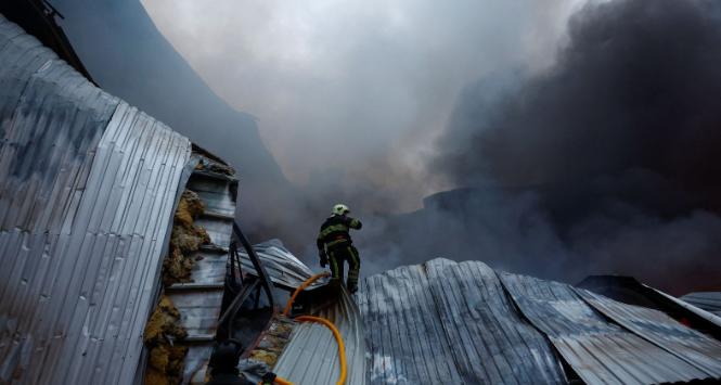 Strażacy w akcji po rosyjskim ataku rakietowym na magazyny żywności, Kijów, 25 października 2025 r.