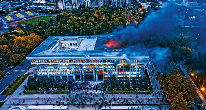 Płonący budynek parlamentu, Biszkek.