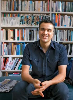 Carl Honoré, urodzony w Szkocji, wychowany w Kanadzie, pisarz, współtwórca ruchu slow. Autor książek „Pochwała powolności” i „Pod presją”.