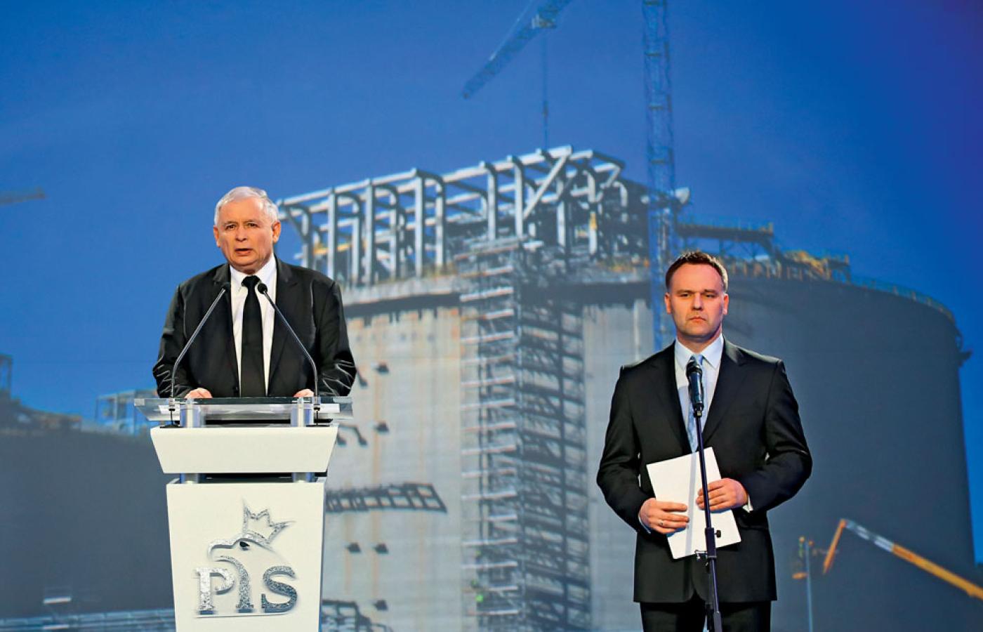Jarosław Kaczyński, powracający do łask Adam Hofman i minister skarbu Dawid Jackiewicz – pierwsza trójka kadrowa PiS. To oni rozdają posady w państwowych spółkach.