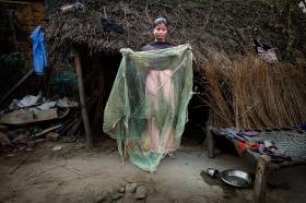 Anita Kumari, 15 lat, ma 2 braci i siostrę. Materiał na MOSKITIERĘ kupiła na targu i sama zszyła ją w domu. Chroni ją przed komarami przenoszącymi malarię. Po szkole sprząta i gotuje. Chce być nauczycielką hindi. Marzy by wybudować dom i pomagać rodzicom.