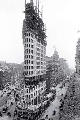 Budowa wieżowca Flatiron (żelazko) u zbiegu Piątej Alei i Broadwayu w Nowym Jorku; fotografia z 1902 r.