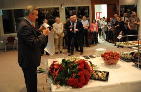 Półtora metra życzliwej i pouczającej lektury. Redaktor naczelny dowiedział się m.in. – poza tym, że świetnie sprawuje swoją funkcję – że nie powinien zapuszczać brody. Co też czyni.