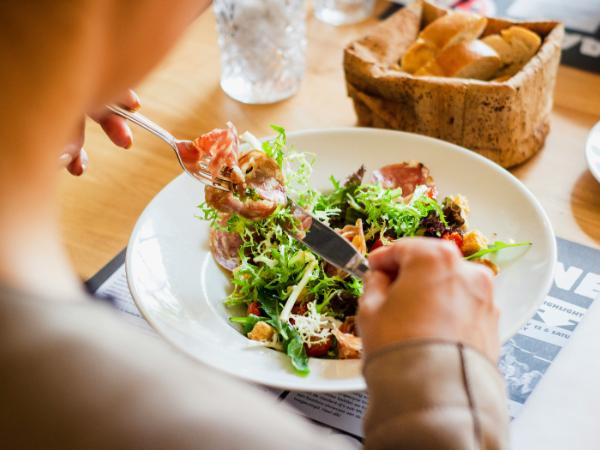Powtarzalna dieta działa jak automatyzacja – przenosi jedzenie z poziomu świadomego wyboru na poziom nawyku.