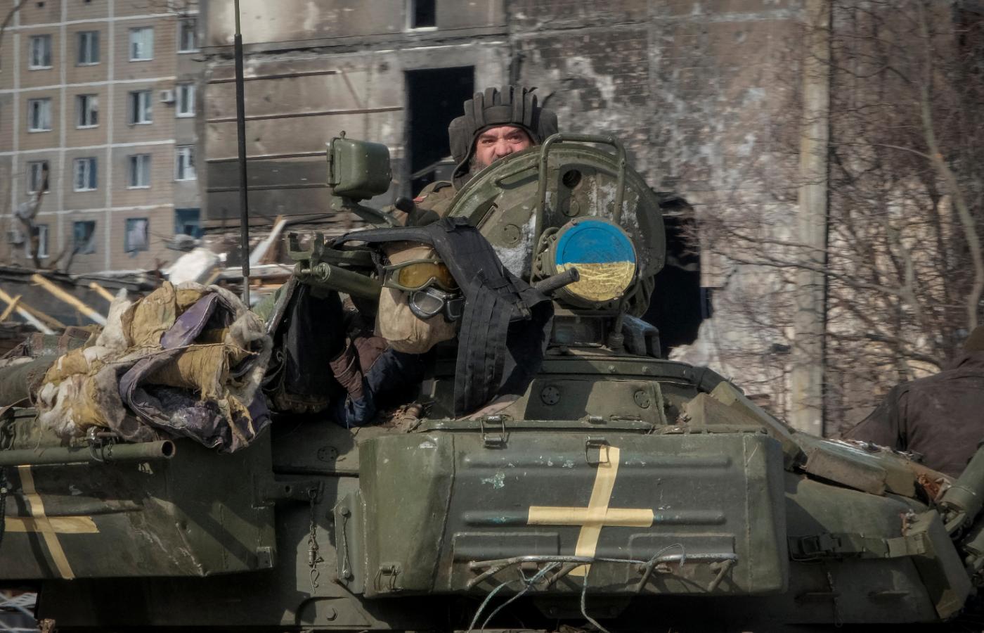 Ukraiński żołnierz przemierza czołgiem puste ulice Wuhłedaru, 22 lutego 2023 r.